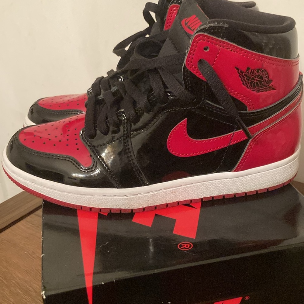Air Jordan 1 Retro High OG 6.5 red and black patent